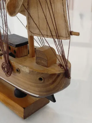 Barco de madera decorativo