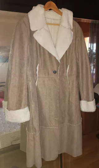 Abrigo de mujer marrón y blanco