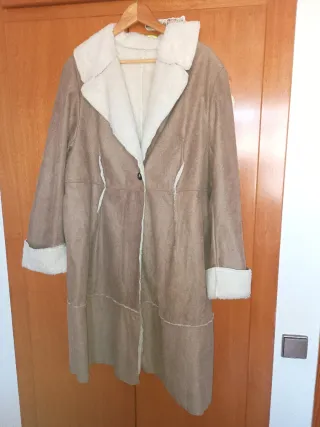 Abrigo de mujer marrón y blanco