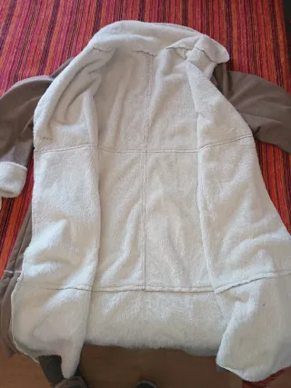 Abrigo de mujer marrón y blanco