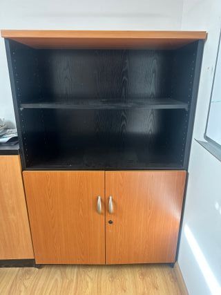 Mueble de oficina con puertas