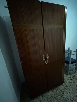 Armario de madera marrón