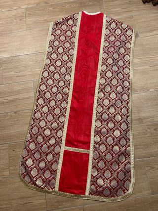 Casulla roja corte Molero
