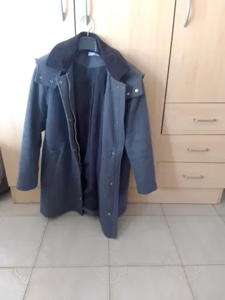 Abrigo gris con cuello marrón