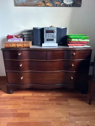 Cómoda de madera con cajones