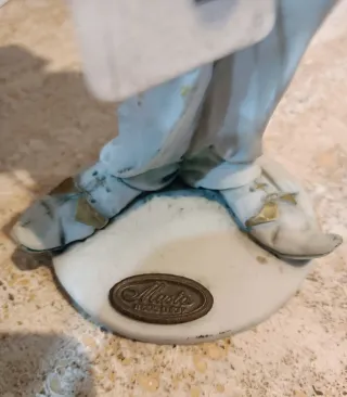 Statuina antica in porcellana Clown musicista