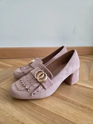 Zapatos tacón mujer rosa con detalle dorado