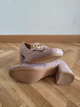 Zapatos tacón mujer rosa con detalle dorado