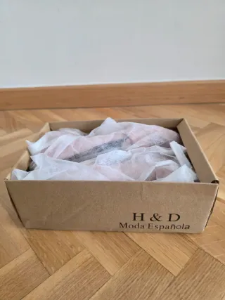 Zapatos tacón mujer rosa con detalle dorado