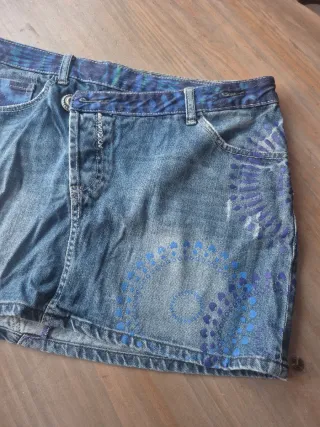 Falda tejana Desigual azul con estampado
