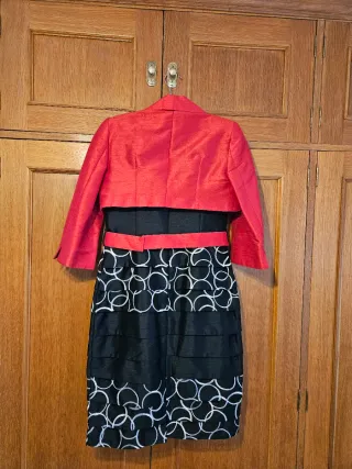 Vestido de fiesta negro y rojo con torera