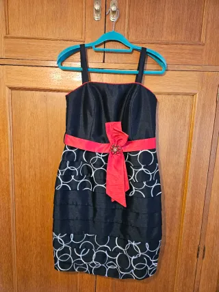 Vestido de fiesta negro y rojo con torera