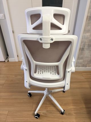 Silla ergonómica beige y blanca
