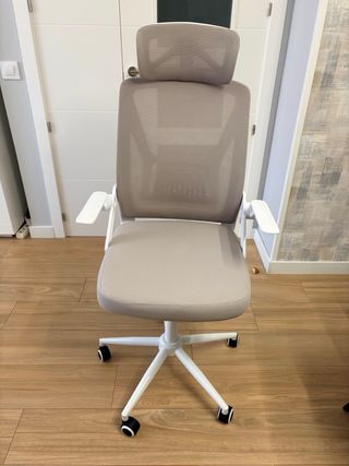 Silla ergonómica beige y blanca
