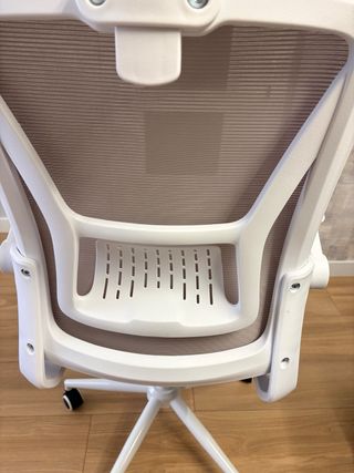 Silla ergonómica beige y blanca