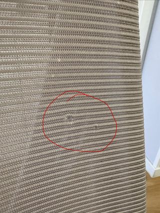 Silla ergonómica beige y blanca