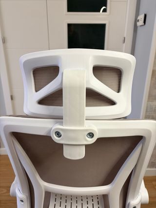 Silla ergonómica beige y blanca