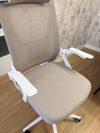 Silla ergonómica beige y blanca