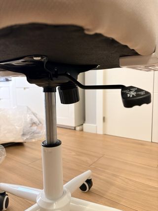 Silla ergonómica beige y blanca