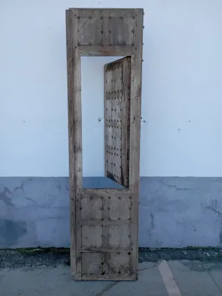 Puerta antigua madera con clavos y ventana