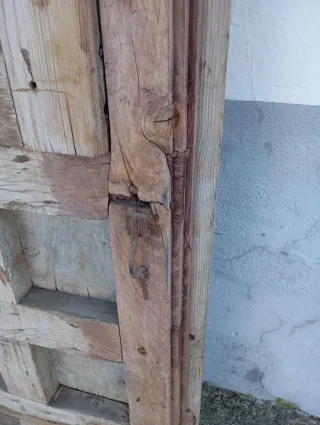 Puerta antigua madera con clavos y ventana