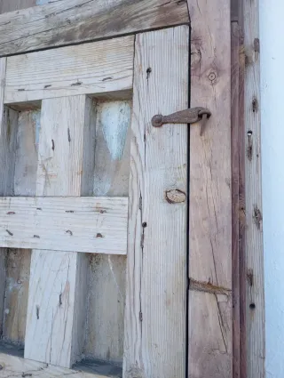 Puerta antigua madera con clavos y ventana