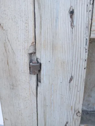 Puerta antigua madera con clavos y ventana