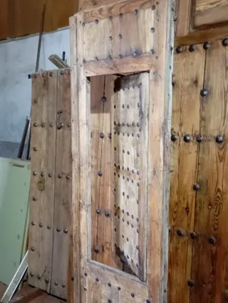 Puerta antigua madera con clavos y ventana