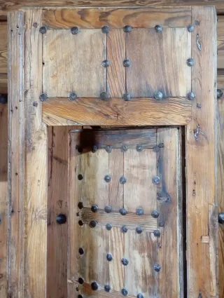 Puerta antigua madera con clavos y ventana