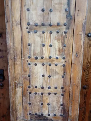 Puerta antigua madera con clavos y ventana