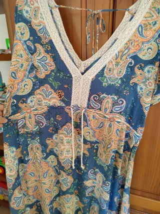 Vestido largo estampado y encaje