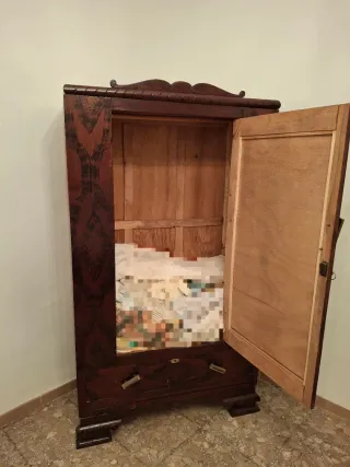 Armario antiguo de madera con espejo