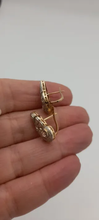 Pendientes de oro 18kt con brillantes.