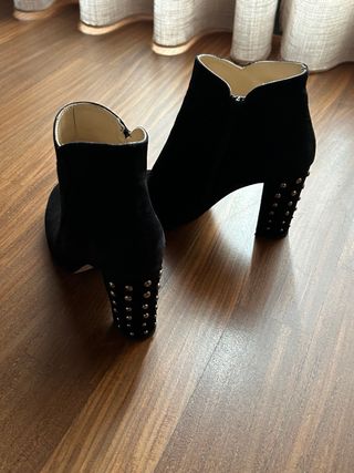 Stivaletti neri con borchie