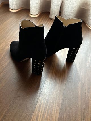 Stivaletti neri con borchie