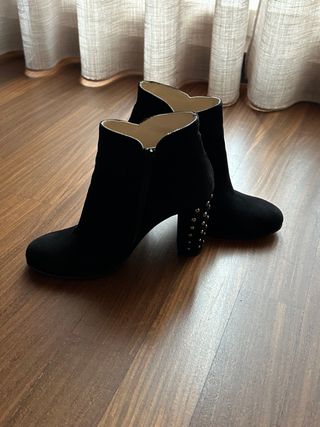 Stivaletti neri con borchie
