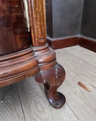 Armario de madera con puertas
