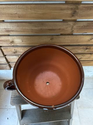 Maceta barro esmaltado marrón, forma de taza