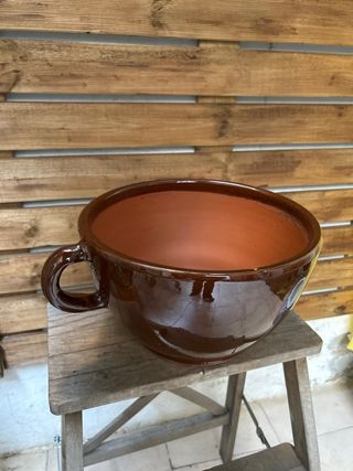 Maceta barro esmaltado marrón, forma de taza