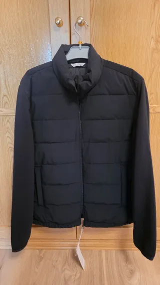Cazadora acolchada ZARA negra sin estrenar.