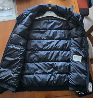 Cazadora acolchada ZARA negra sin estrenar.