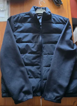 Cazadora acolchada ZARA negra sin estrenar.