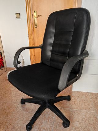 Silla de oficina negra
