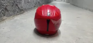 Casco de esquí rojo