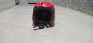 Casco de esquí rojo