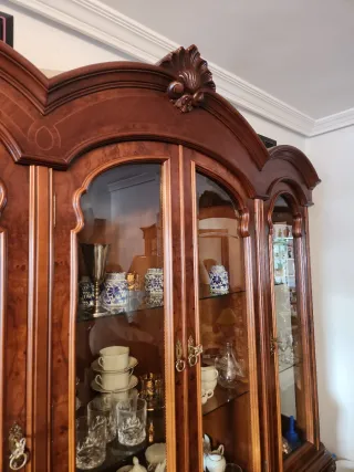 Mueble de madera con vitrina