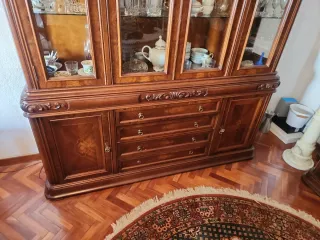 Mueble de madera con vitrina