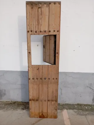 Puerta antigua madera con ventana y clavos