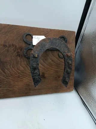 ANTIGUO PERCHERO CON DOS HERRADURAS