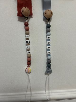 Chupetero personalizado con nombre. Marca Retalfil